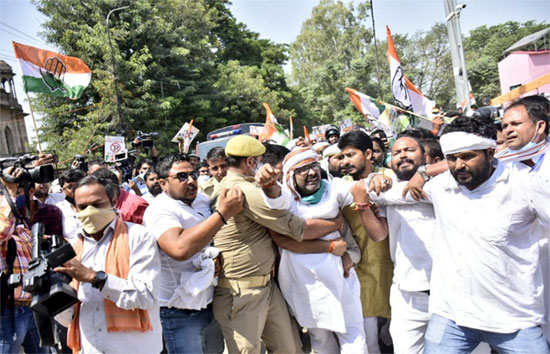 लखनऊ : किसान बिल के विरोध में कांग्रेसियों का प्रदर्शन, अजय कुमार लल्लू समेत कई नेता गिरफ्तार