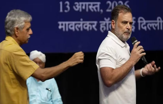 राहुल गांधी की झप्पी डिप्लोमेसी पर चुटकी: संदीप दीक्षित बोले- 'मेलोनी समझकर तो नहीं पकड़ा?' हँसी से गुंजा हॉल