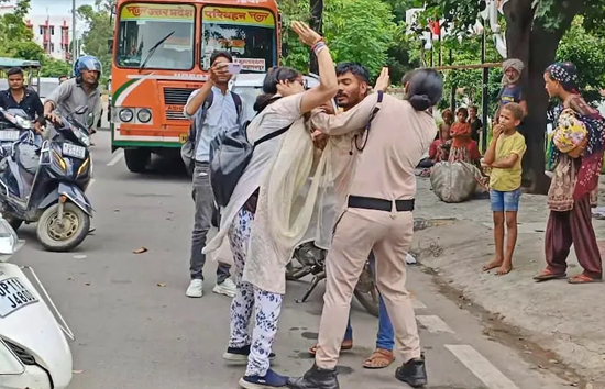 सहारनपुर : बीच सड़क महिला कॉन्स्टेबल के साथ मारपीट, वर्दी फाड़ी, लात-घूंसों से पीटा 