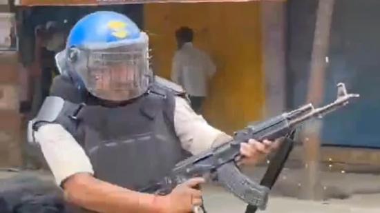 सीवान में प्रदर्शनकारियों पर AK-47 तानी, SC में PIL दायर