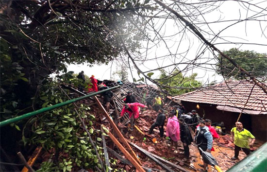 महाराष्ट्र : रायगढ़ में भूस्खलन से 10 लोगों की मौत, 100 लोग फंसे