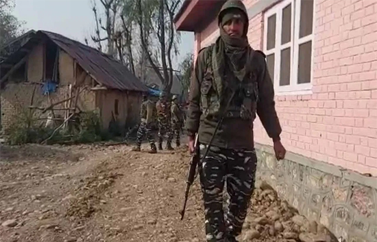 जम्मू-कश्मीर : राजौरी में आर्मी कैंप पर आतंकी हमला, ताबड़तोड़ बरसाई गोलियां, जारी है मुठभेड़  
