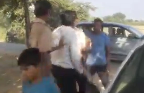 कासगंज : बीजेपी नेता की दबंगई, अवैध खनन की जांच करने पहुंचे SDM को जड़ा थप्पड़