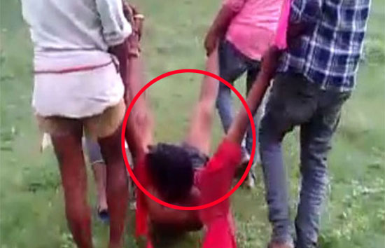 यूपी : ग्रामीणों ने छेड़खानी के आरोपी युवक को पीटा, वीडियो किया वायरल