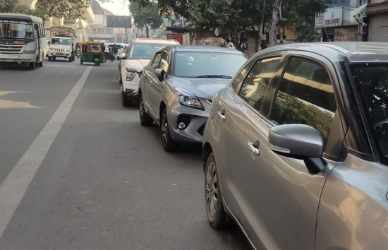 यूपी की सड़कों पर अब फ्री में नहीं खड़ी कर पाएंगे गाड़ी, देना होगा शुल्क, नगर विकास विभाग तैयारी में जुटा 