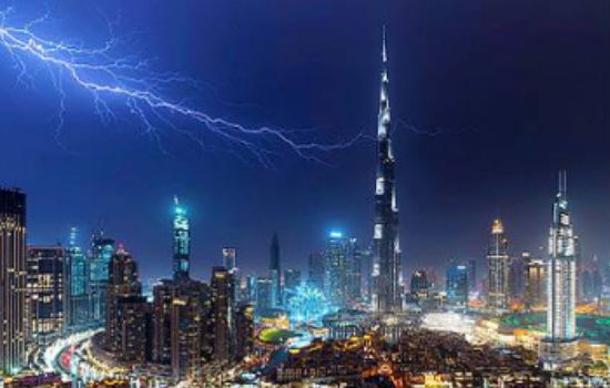 तस्वीर: 2720 फीट ऊंचे बुर्ज खलीफा पर गिरी बिजली, हर कोई देखता रह गया