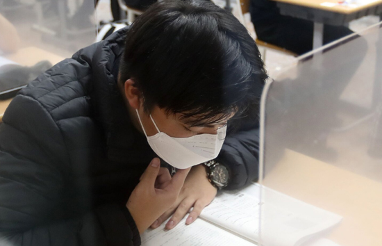 समय से पहले खत्म हुआ एग्जाम तो छात्र ने उठाया बड़ा कदम! सरकार पर किया केस