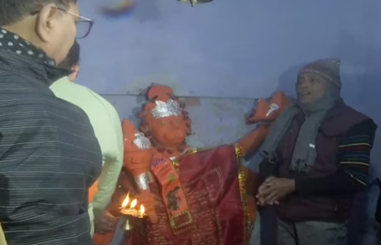 46 साल से बंद पड़े मंदिर में की गई, सुबह-सुबह की गई आरती, उमड़ी भीड़, अवैध अतिक्रमण को प्रशासन ने किया ध्वस्त