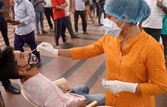 Coronavirus in india : देश में कोरोना के नए मामलों में आई कमी, 24 घंटे में 4282 नए केस, 8 की मौत 