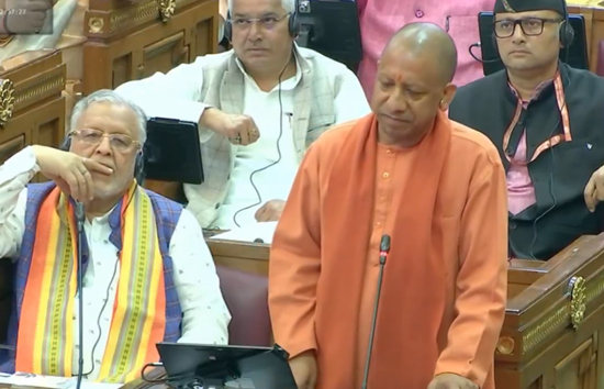 विधानसभा में नेता प्रतिपक्ष पर भड़के सीएम योगी...अपने बच्चों को इंग्लिश मीडियम में पढ़ाएंगे और दूसरों को मौलवी बनाएंगे