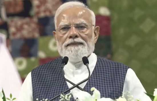 सूरत में PM मोदी का कांग्रेस पर सीधा हमला, कहा- अराजकता की राजनीति को जनता बार-बार नकारा