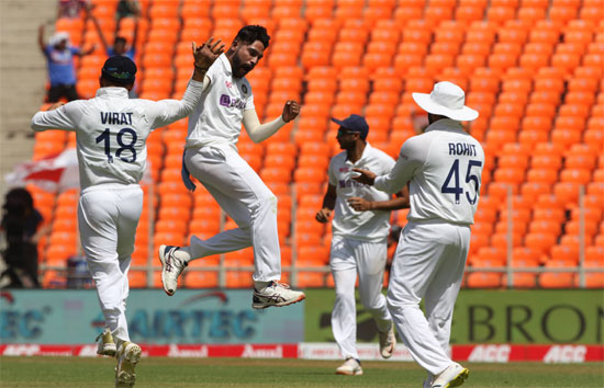 चौथा टेस्ट : इंग्लैंड की टीम ने पहले दिन लंच तक 74 रन पर गंवाए तीन विकेट 