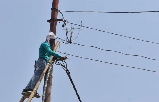 लखनऊ : भीषण गर्मी में बिजली कटौती से लाखों लोग परेशान, पावर हाउस पहुंचकर किया हंगामा