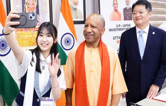सीएम योगी के साथ जापानी बच्चों की 'सल्फी होड़': 'ओहायो गोजाइमासु' से 'इकीगाई' तक, सीएम आवास पर दिखा अनूठा संगम