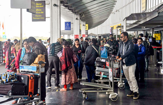 यात्रियों के लिए इंडिगो बनी मुसीबत, एक हफ्ते में 4500 फ्लाइट्स कैंसिल,  एयरपोर्ट्स पर हाहाकार 