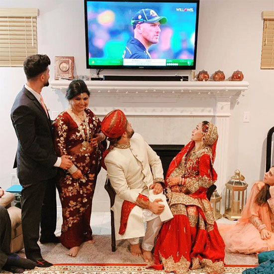 क्रिकेट प्रेमी की ऐसी दीवानगी, शादी के खास लम्हों को छोड़ देखने लगा मैच, ICC ने जारी की तस्वीर