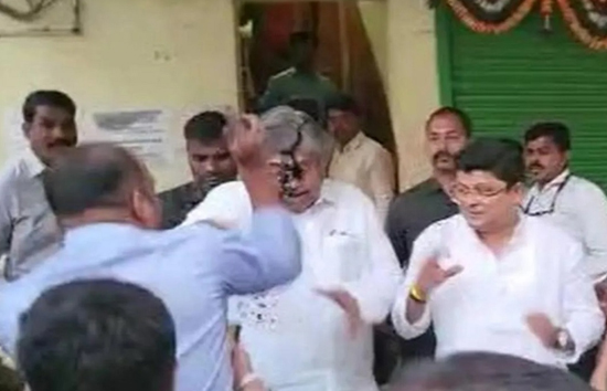 महाराष्ट्र में मंत्री चंद्रकांत पाटिल पर फेंकी स्याही, 11 पुलिसकर्मियों पर गिरी गाज  