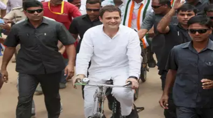 साइकिल से संसद पहुंचे कांग्रेस नेता राहुल गांधी, मोदी सरकार को घेरने के लिए उठाया ये कदम 