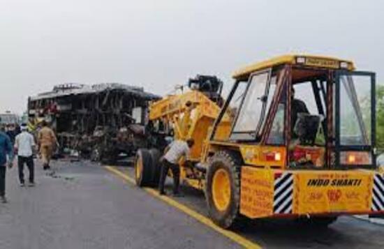 ब‍िहार से द‍िल्‍ली जा रही थी बस लखनऊ-आगरा एक्सप्रेसवे पर दूध के टैंकर से टकराई बस