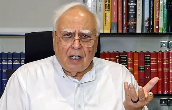सिब्बल के 'शर्मिंदगी' वाले बयान पर बवाल, शहजाद पूनावाला बोले- करोड़ों कमाते यहीं, शर्म भी आती है 
