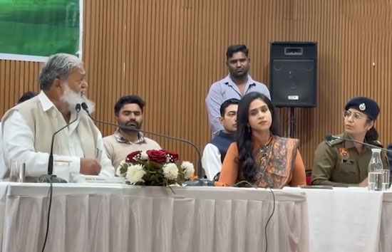 पुलिस जवान को सस्पेंड करो...मेरी पावर नहीं है, मंत्री अनिल विज और एसपी उपासना सिंह के बीच हुई बहस 