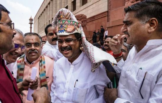 इस्तीफे के बाद पहली बार संसद पहुंचे धर्मेंद्र प्रधान, NDA सांसदों ने पाग पहनाकर किया स्वागत