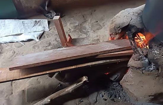 गुरूजी को ठंड लगी तो ताप गए बच्चों की बैठने वाली बेंच, वीडियो हुआ वायरल