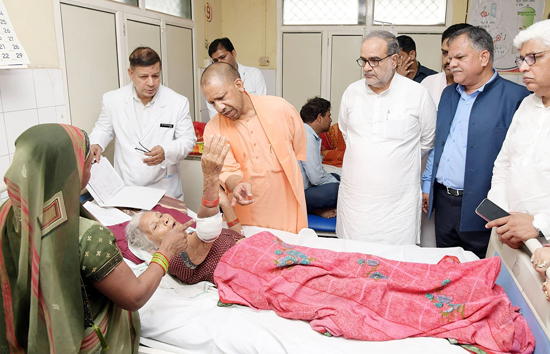 हाथरस पहुंचे मुख्यमंत्री योगी ने घायल बुजुर्ग का जाना हाल, कहा-अम्मा ठीक हो, तबीयत कैसी है