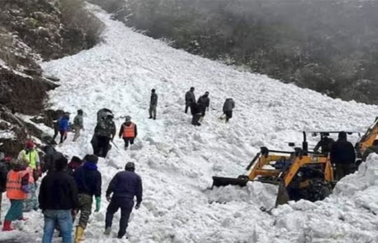 पाकिस्तान के गिलगित-बाल्टिस्तान में हिमस्खलन, 10 लोगों की मौत, 25 घायल 