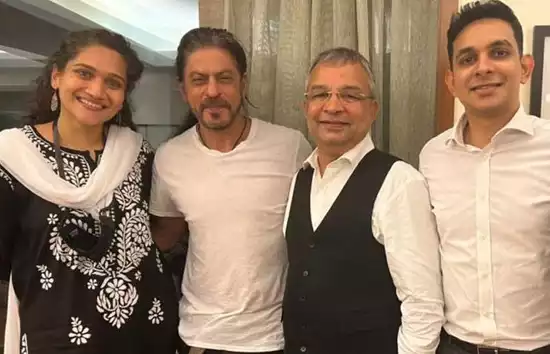बेटे को जमानत मिलने के बाद शाहरुख खान की लीगल टीम के साथ तस्वीर आई सामने, खुशी का नहीं रहा ठिकाना 