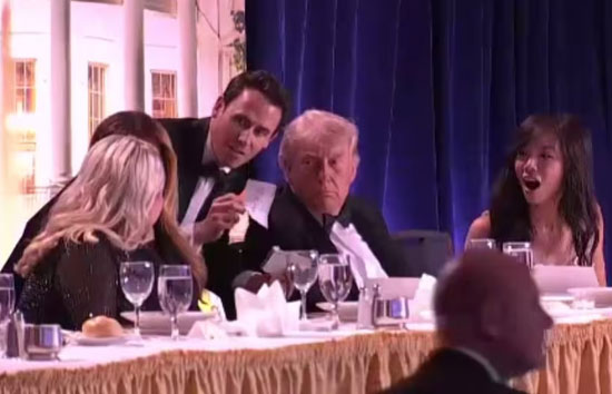 .होटल में फायरिंग के बाद मेज के नीचे छिपे ट्रंप...खौफ में मेलानिया, अंधाधुंध फायरिंग का VIDEO आया सामने 