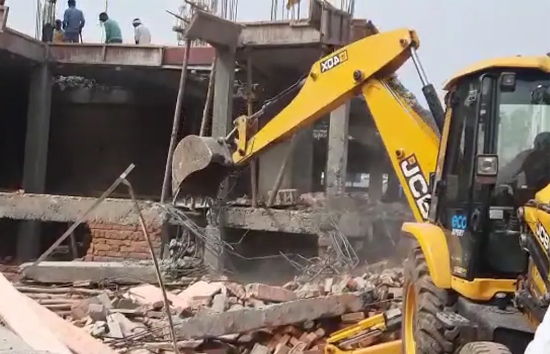 लखनऊ : अमीनाबाद में अवैध कॉम्प्लेक्स पर चला बुलडोजर, पार्क की जमीन पर चल रहा था निर्माण 