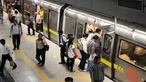 कोरोना का कहर: दिल्ली मेट्रो के कई स्टेशनों को किया गया बंद, जमा हुई भीड़