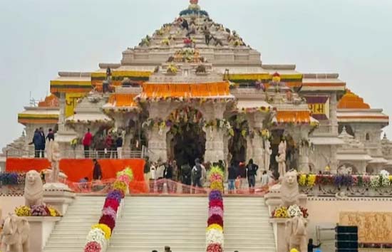 अयोध्या में रामलला के दर्शन के बाद दान देने वालों का लगा तांता,  दिन में 2 बार खाली करनी पड़ रही दानपेटी