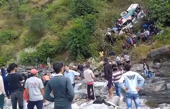 अल्मोड़ा : खाई में गिरी यात्रियों से भरी बस, 36 की मौत, कई घायल
