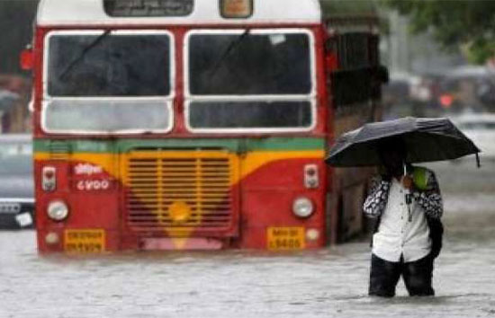 बारिश से मुंबईवासी परेशान, तस्वीरों से समझें मौजूदा हालात  