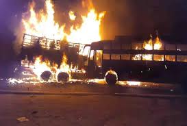लखनऊ: तीन लग्जरी बसों में अचानक लगी भयानक आग, मौके पर मच गया हड़कंप
