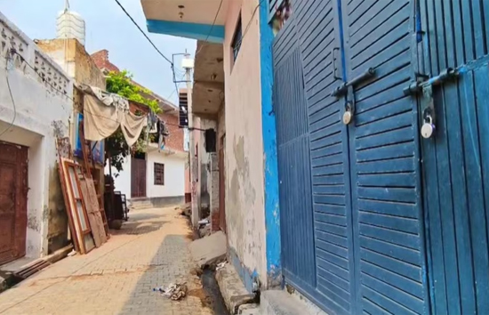 गाजियाबाद : जिस गांव में हुई थी सिपाही की हत्या वहां के घरों में लड़के ताले, बाजार भी बंद