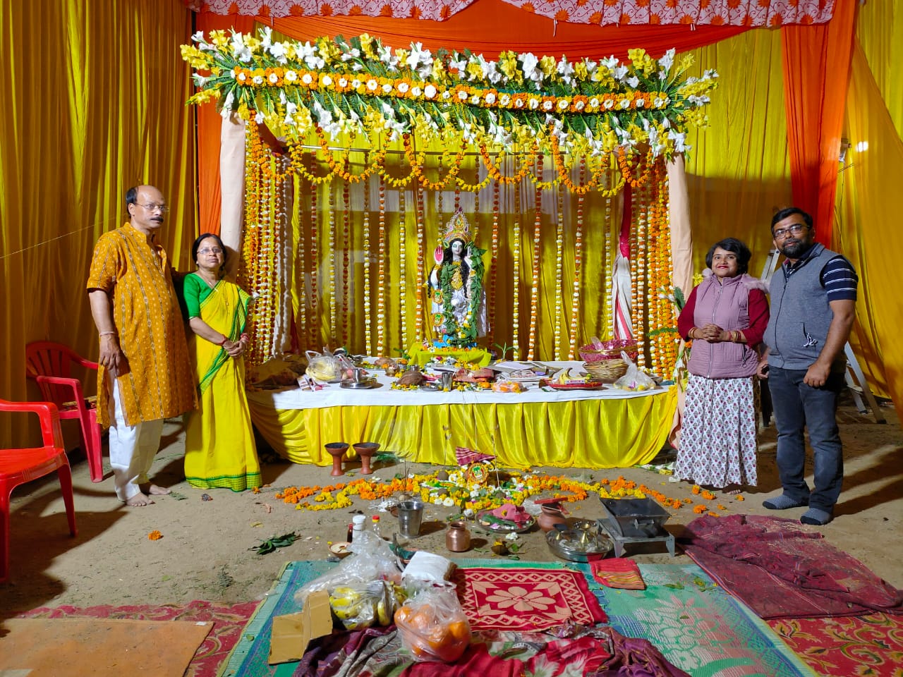 माँ सरस्वती की पूजा में दिखा भव्य नज़ारा, बच्चो के लिए प्रतियोगिताएं भी हुई आयोजित 