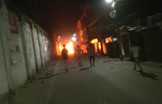 पश्चिम बंगाल में देर रात फिर भड़की हिंसा, बमबारी, आगजनी, पथराव के बाद घंटों खड़ी रही गाड़ियां 