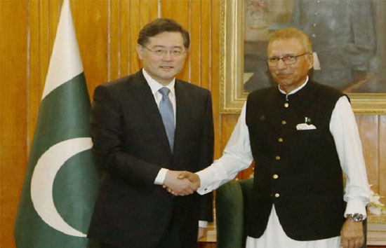 इस्लामाबाद पहुंचे चीनी विदेश मंत्री, कहा-आर्थिक मुश्किलों से गुजर रहे पाकिस्तान की मदद करना उसकी प्राथमिकता