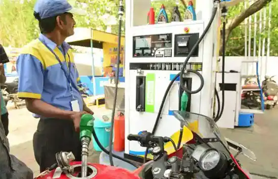 दिल्ली-कोलकाता में पेट्रोल 100 के पार, तीन राज्यों में डीजल भी बिक रहा 100 रूपये प्रति लीटर 