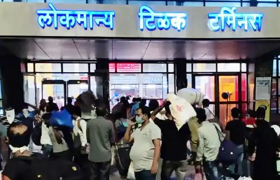 लॉकडाउन का खौफ? दिल्ली-मुंबई समेत कई राज्यों में मजदूरों ने शुरू किया पलायन, स्टेशनों पर जुटी भीड़