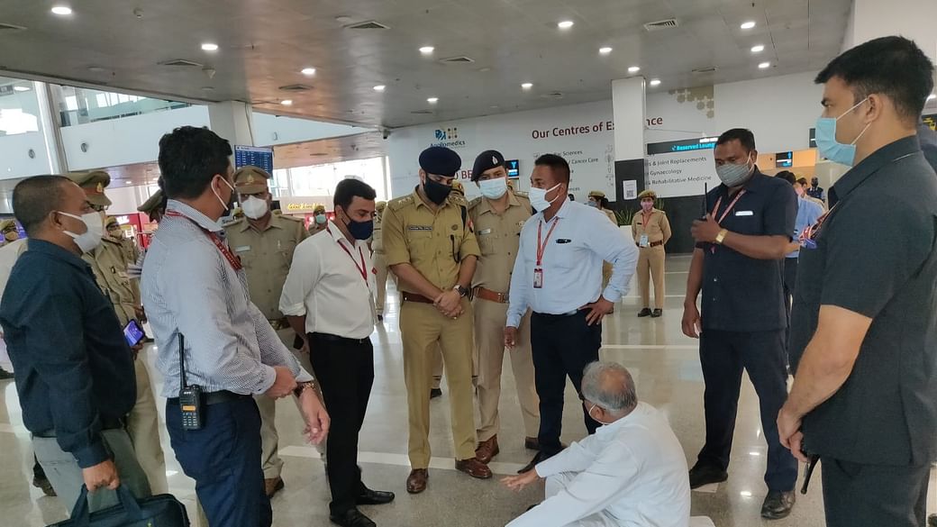 लखनऊ: एयरपोर्ट पर धरने पर बैठे राहुल गांधी, सरकारी गाड़ी में जाने से किया मना