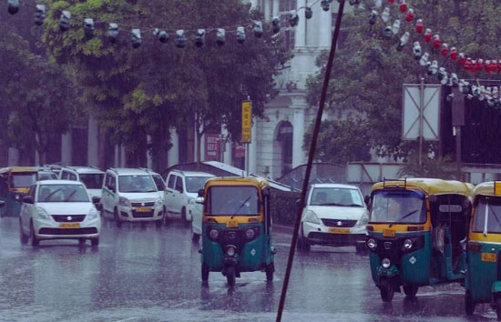 दिल्ली से लेकर यूपी तक झमाझम बारिश से तापमान में आई गिरावट, बढ़ी ठंडक 