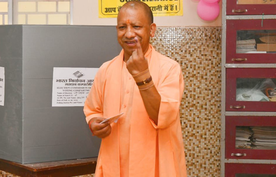 लोकसभा चुनाव :  सीएम योगी ने गोरखपुर में डाला वोट, विपक्ष पर जमकर बोला हमला