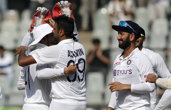 IND vs NZ : पहली में न्यूजीलैंड 62 रन पर ढेर, अश्विन और सिराज की घातक गेंदबाजी 
