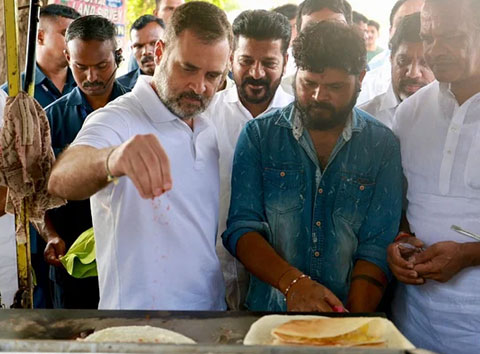 सड़क किनारे डोसा बनाने लगे राहुल गांधी, फिर लोगों के साथ बैठकर लिया खाया भी, देखते रहे लोग  