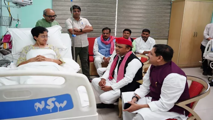 आतिशी का हाल जानने अस्पताल पहुंचे अखिलेश यादव