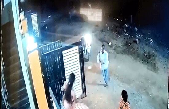 हैदराबाद : प्रेम प्रस्ताव ठुकराये जाने पर प्रेमी ने महिला पर किया कुल्हाड़ी से हमला, CCTV में कैद हुई वारदात